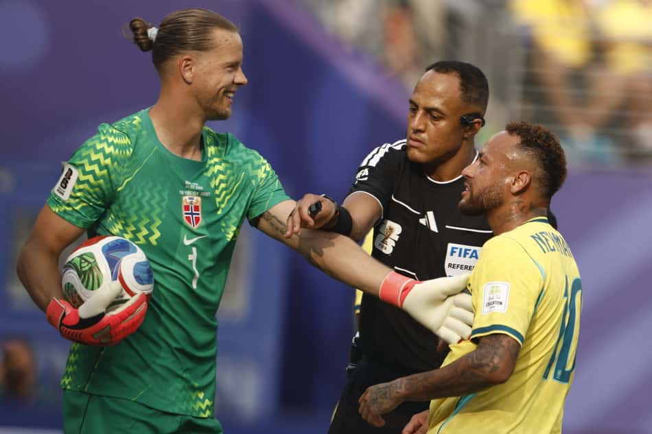 Neymar bate boca com o goleiro da Noruega