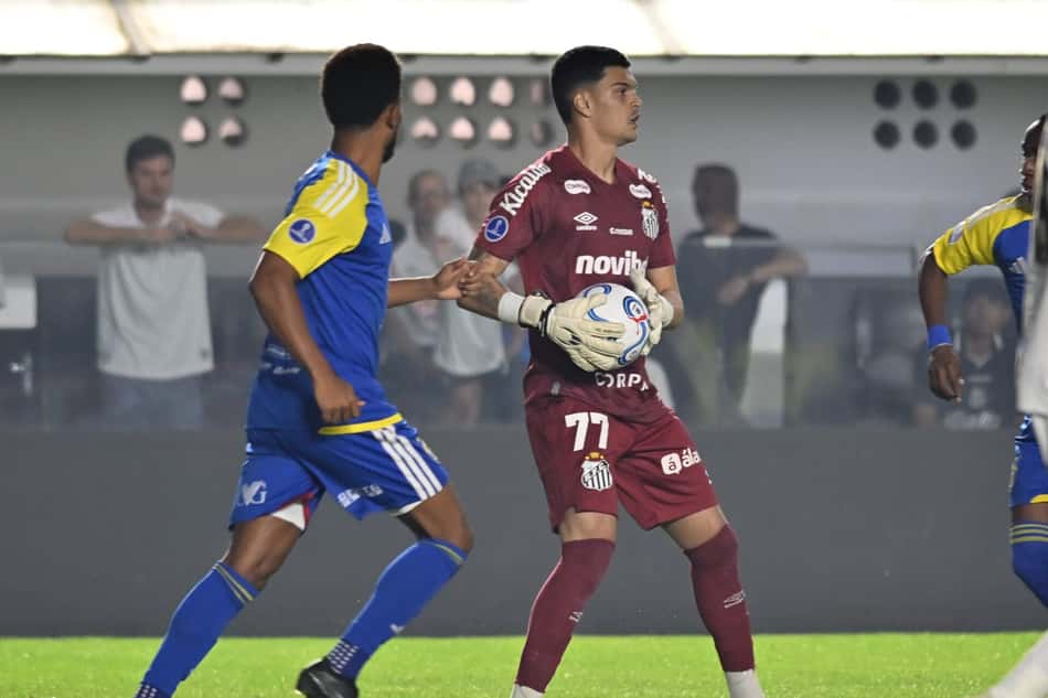 Gabriel Brazão com a bola nas mãos após defesa na partida contra a Universidad Central, pela Sul-Americana