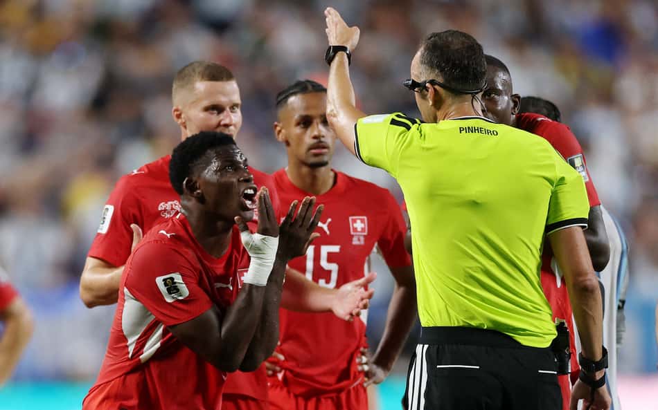 Quem é Breel Embolo, destaque da Suíça, expulso por simulação contra a Argentina?