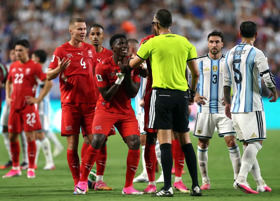 Breel Embolo é expulso por simulação em Suiça x Argentina