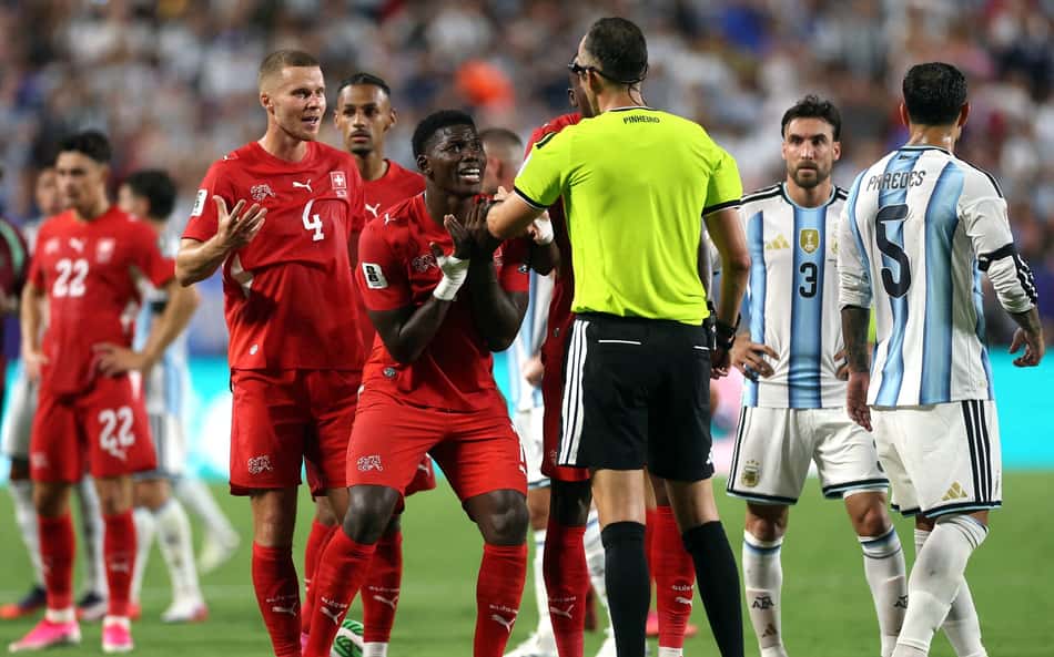 VAR errou e favoreceu Argentina na Copa com expulsão incorreta, aponta IFAB