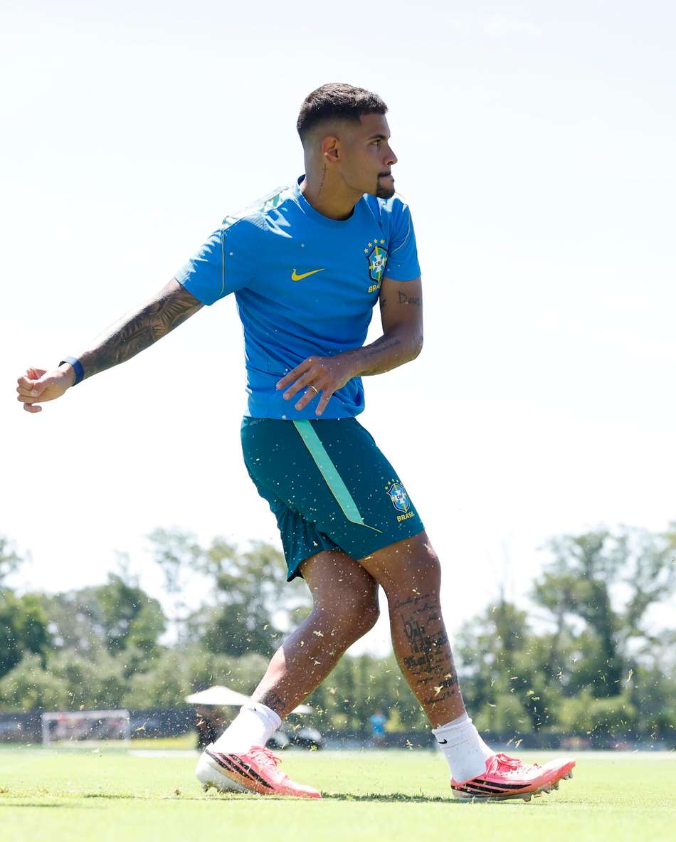 Bruno Guimarães durante treino da Seleção Brasileira