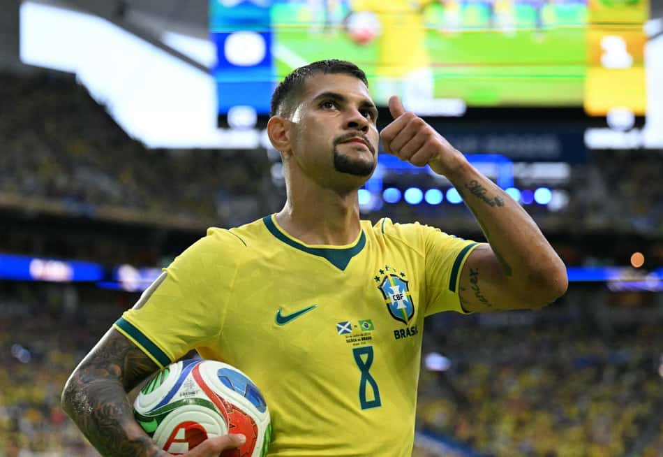 Bruno Guimarães faz sinal positivo com o polegar durante vitória do Brasil contra a Escócia