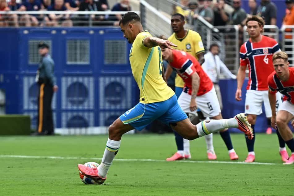 Bruno Guimarães durante pênalti perdido na partida contra a Noruega pela Copa do Mundo