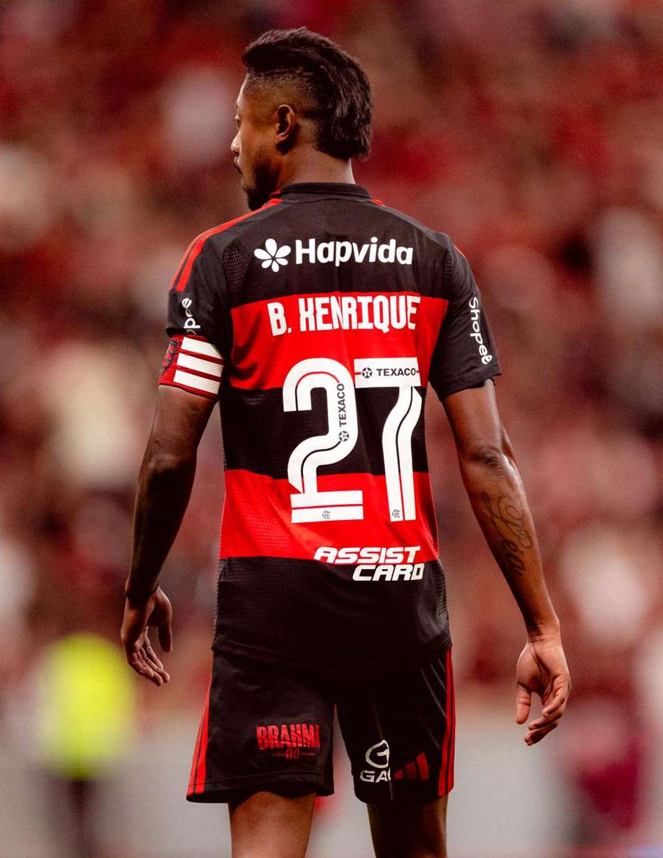 Bruno Henrique em ação durante Flamengo x Olimpia
