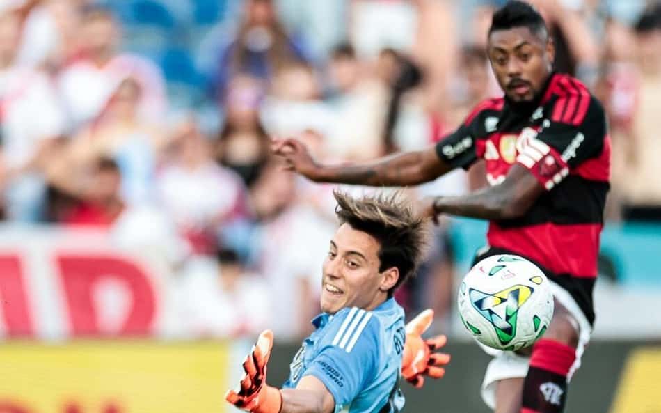 Bruno Henrique olhando a bola entrar no gol, goleiro do River Plate observa a bola passar