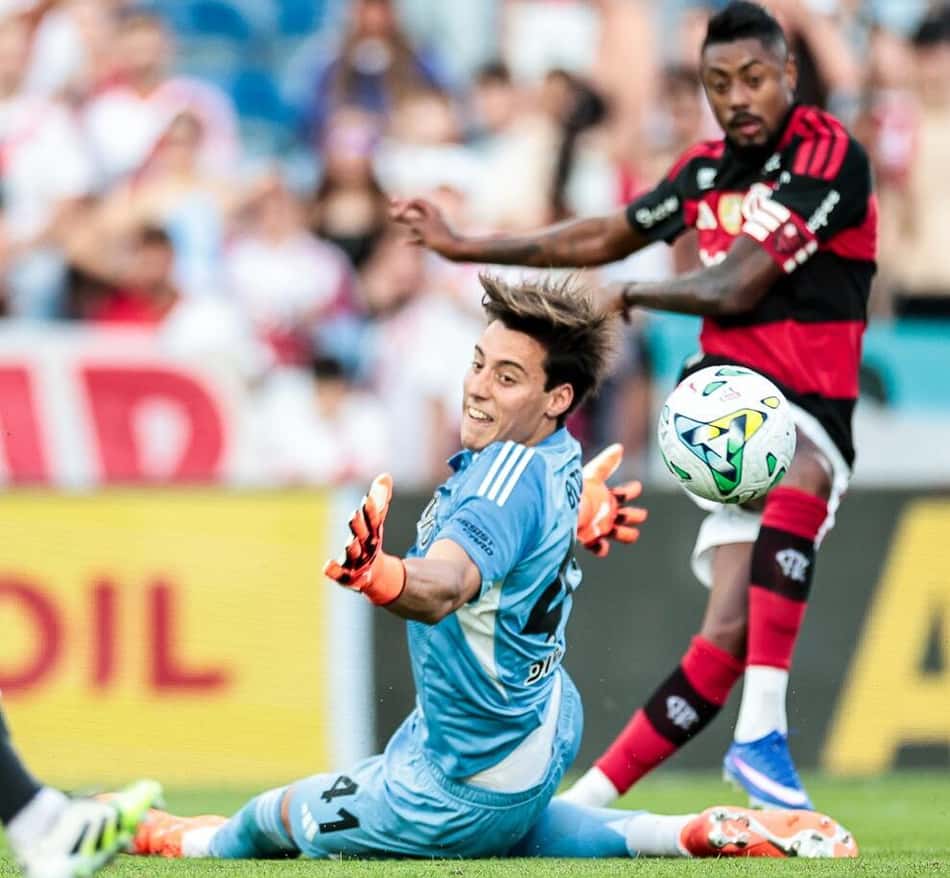 Bruno Henrique olhando a bola entrar no gol, goleiro do River Plate observa a bola passar