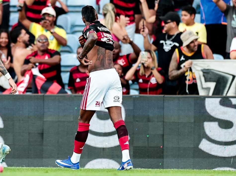 Bruno Henrique mostra tatuagem de título para torcida do River Plate após fazer gol