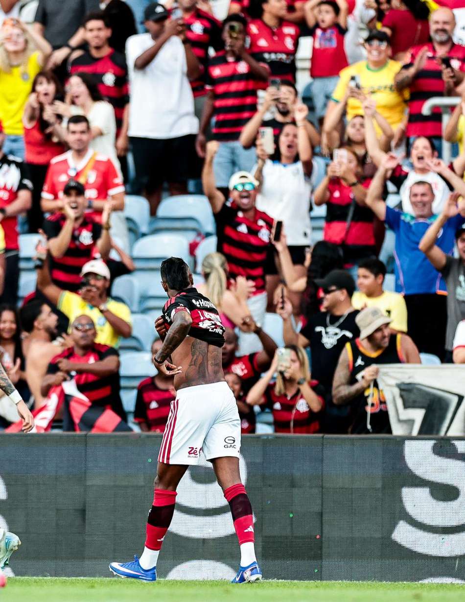 Bruno Henrique mostra tatuagem de título para torcida do River Plate após fazer gol