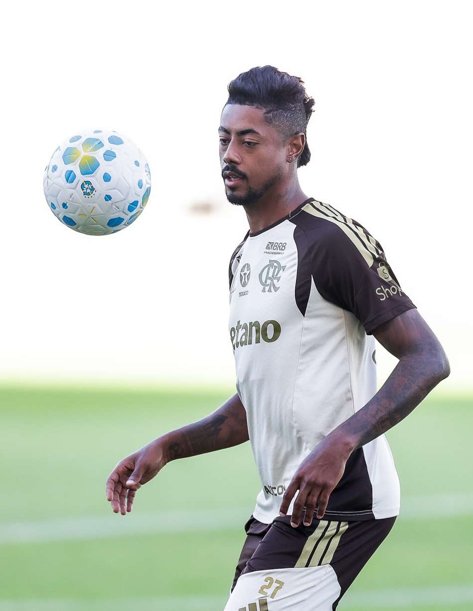 Bruno Henrique olha a bola durante treino do Flamengo