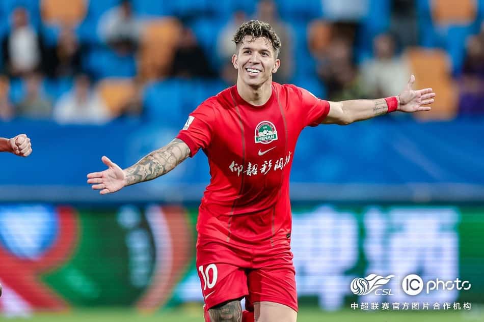 Bruno Nazário com prêmio de melhor jogador de jogo da Superliga Chinesa