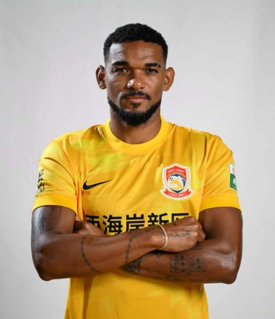 Bruno Viana de braços cruzados com camisa amarela do clube