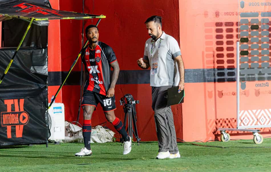Cacá foi expulso em Vitória x Palmeiras