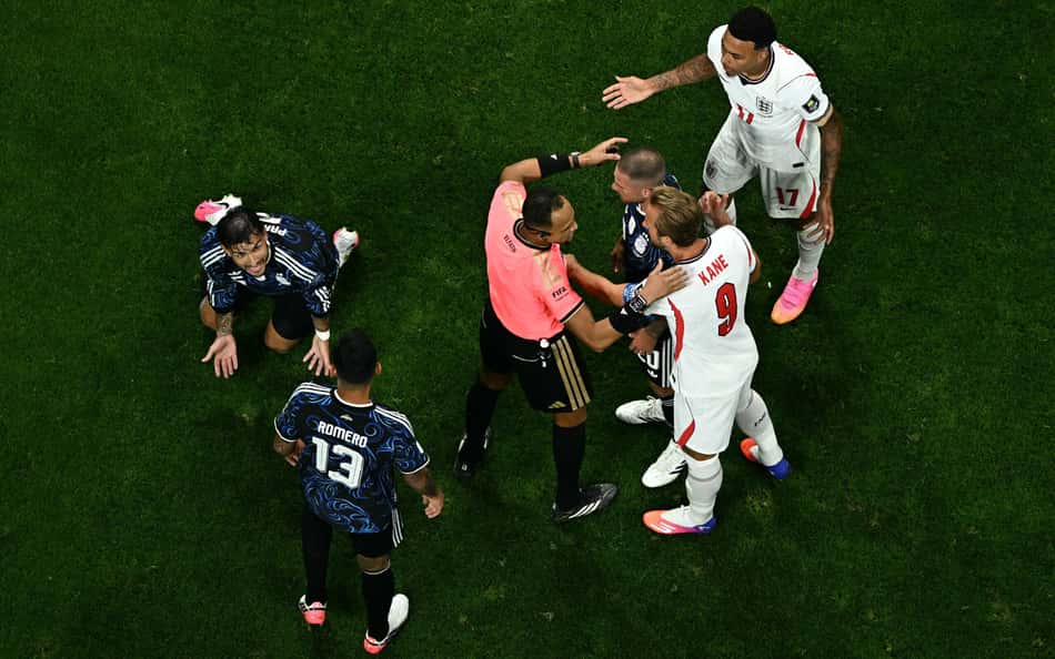 Confusão em Inglaterra x Argentina vira assunto: 'Libertadores'