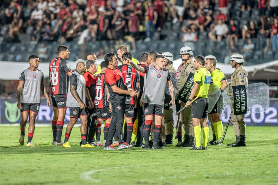 Jogadores do Vitória reclamando com a arbitragem no jogo contra o Palmeiras
