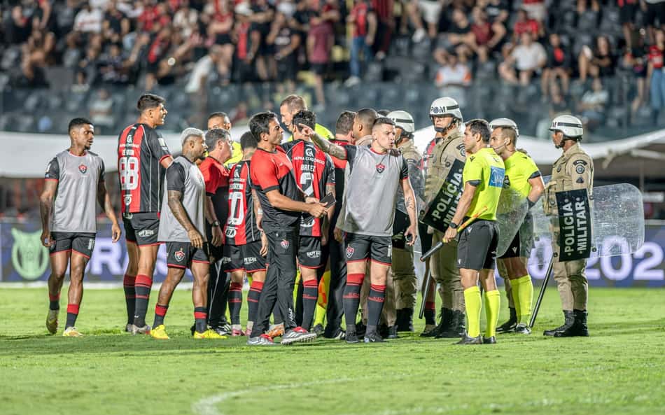 Jogadores do Vitória reclamando com a arbitragem no jogo contra o Palmeiras