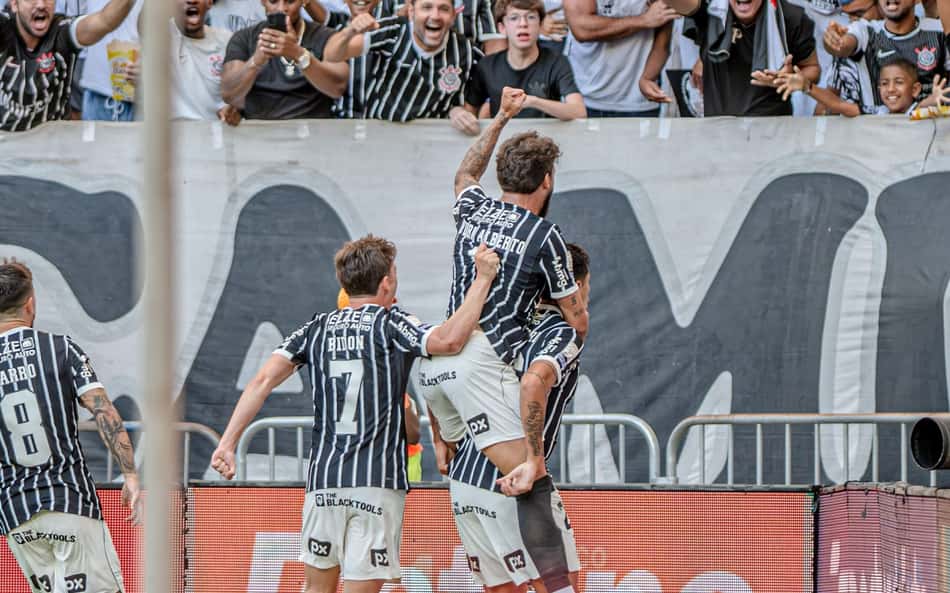 Jogadores do Corinthians comemorando gol de Angileri na Fonte Nova