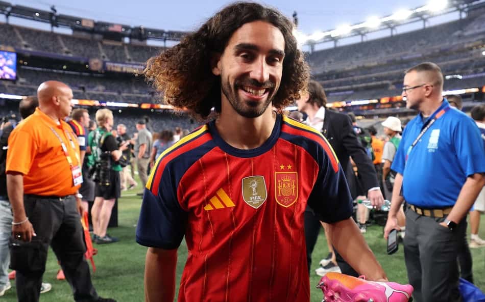 Cucurella rindo com a camisa da Espanha