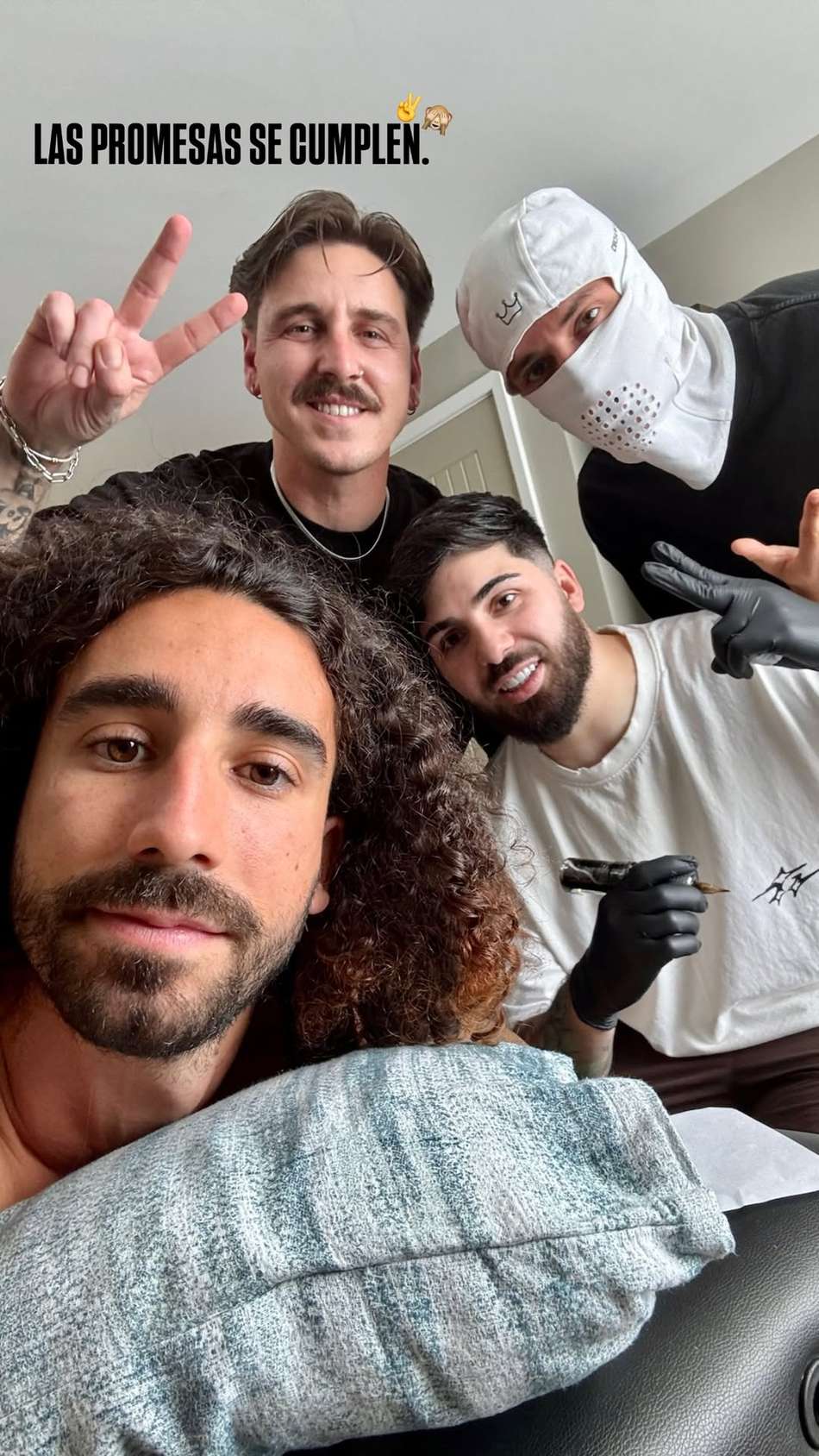 Story de Cucurella cumprindo a promessa de tatuar Luis de la Fuente
