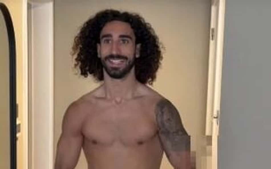 Cucurella, da Espanha, sem camisa