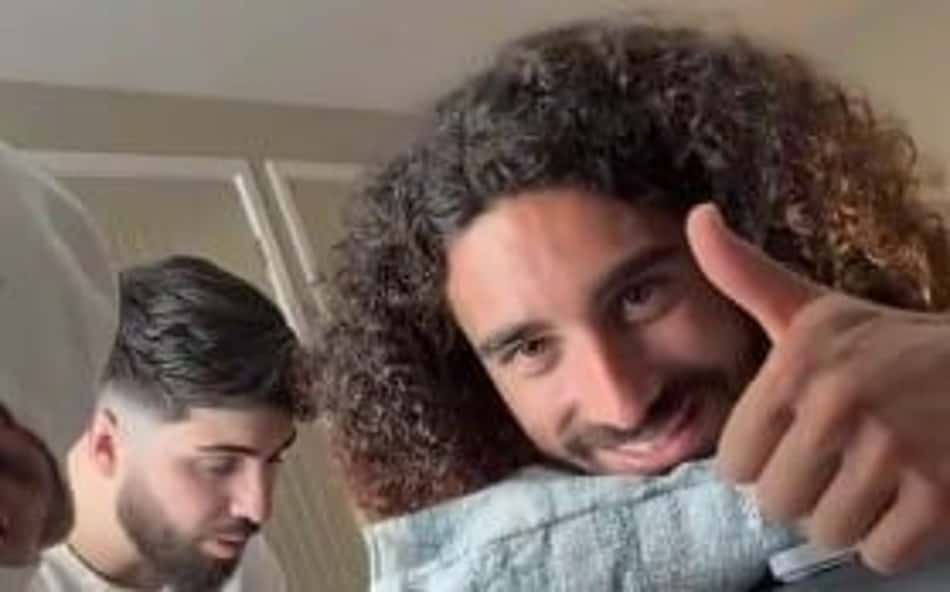 Marc Cucurella, da Espanha, tatuando