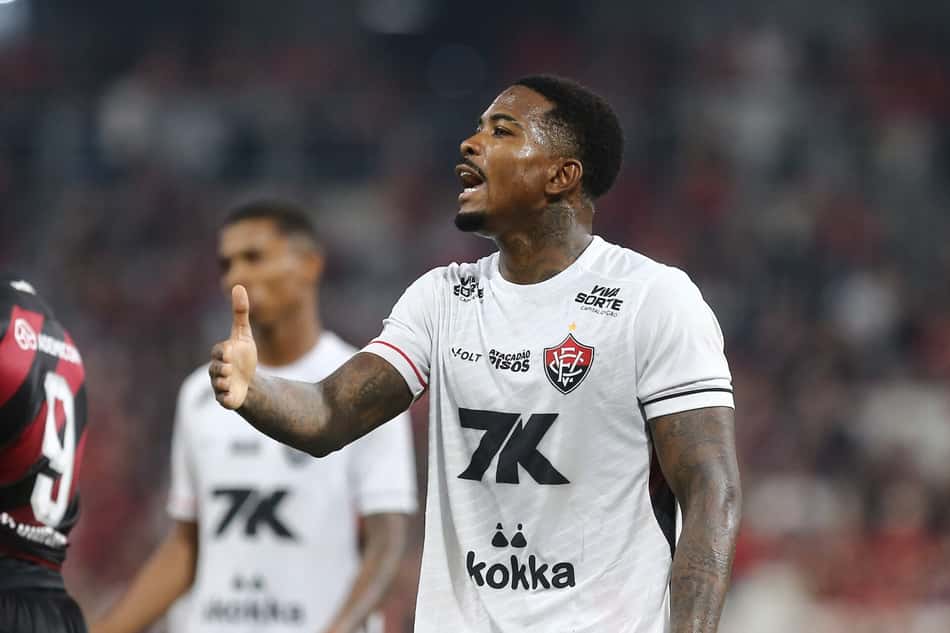 Cacá está emprestado ao Vitória