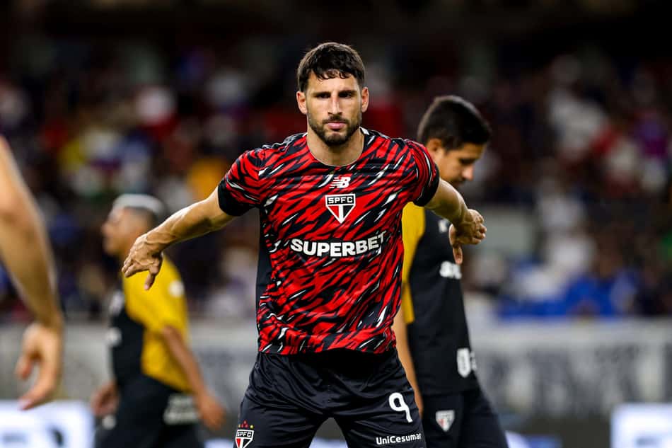 Calleri com a camisa do São Paulo