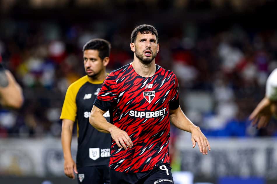 Calleri com a camisa do São Paulo