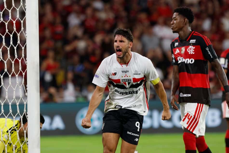Calleri comemora gol contra o Flamengo no Maracanã