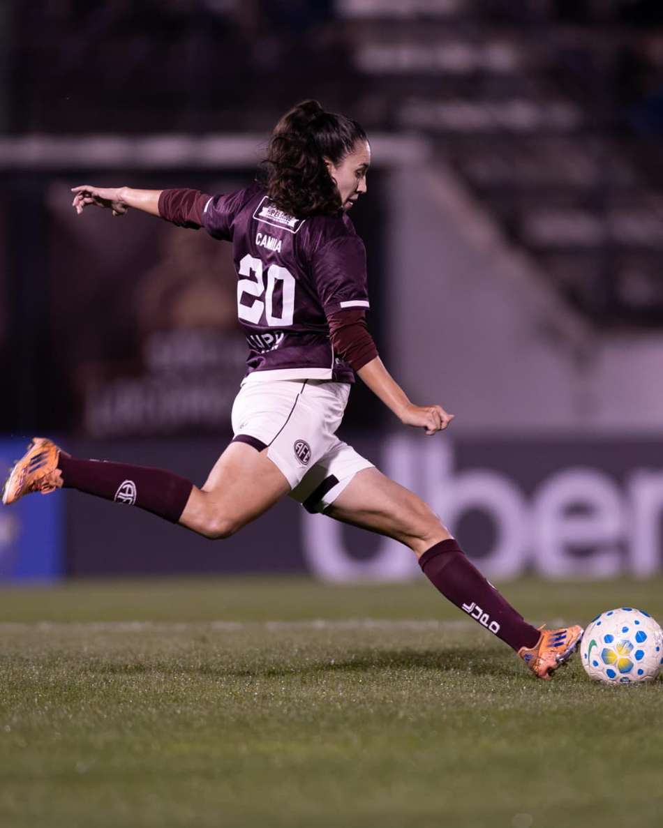 Camila chutando a bola em jogo da Ferroviária