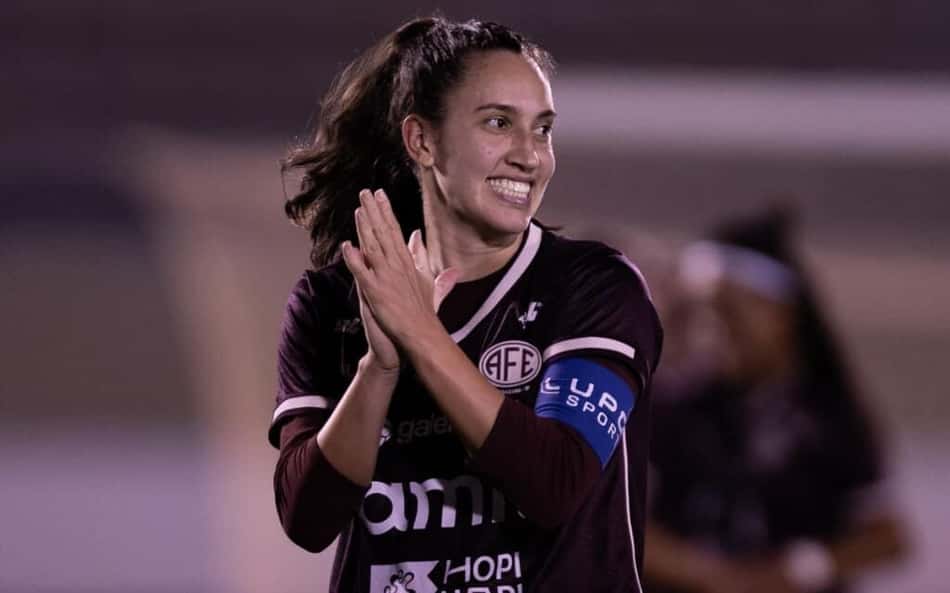 Camila chutando a bola em jogo da Ferroviária