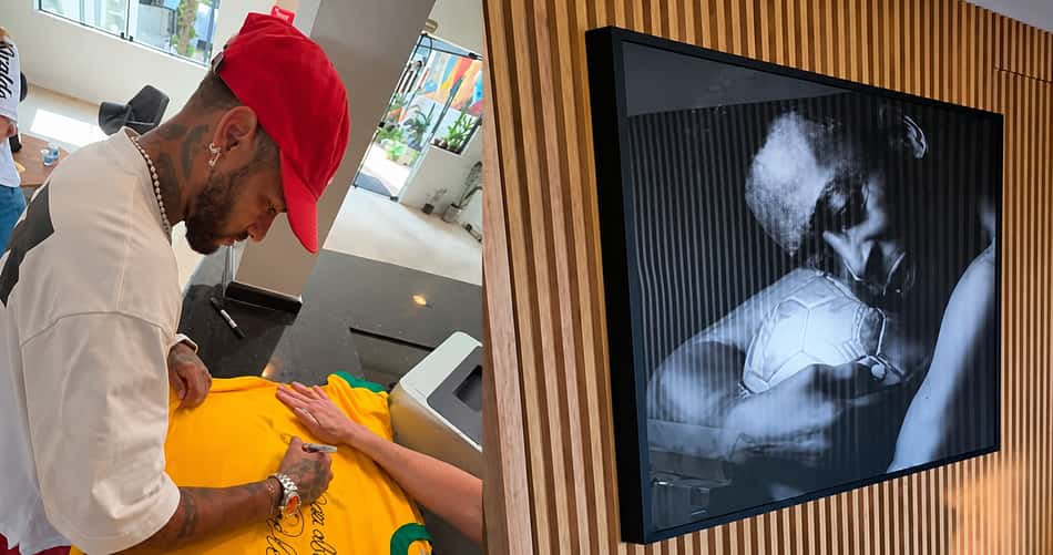 Neymar autografa camisa da Seleção Brasileira para o leilão. (Foto: Divulgação/ INJR)