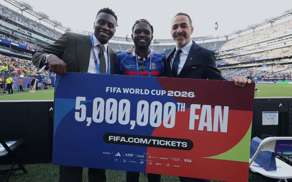 Torcedor da França é homenageado ao fazer Copa do Mundo da Fifa atingir marca de 5 milhões nos estádios (Foto: Divulgação Fifa)