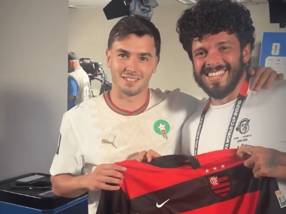 Brahim Díaz recebe camisa do Flamengo