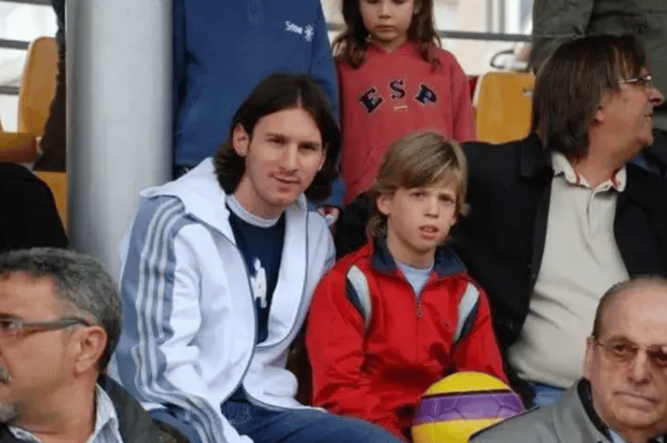 Lionel Messi com Dani Olmo, quando atacante aindaa era criança (Foto: Reprodução/família_olmo)