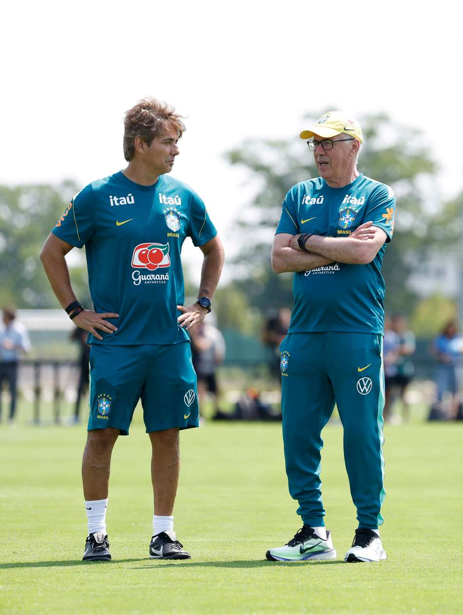 Carlo Ancelotti conversa com preparador físico Cristiano Nunes no treino da Seleção 