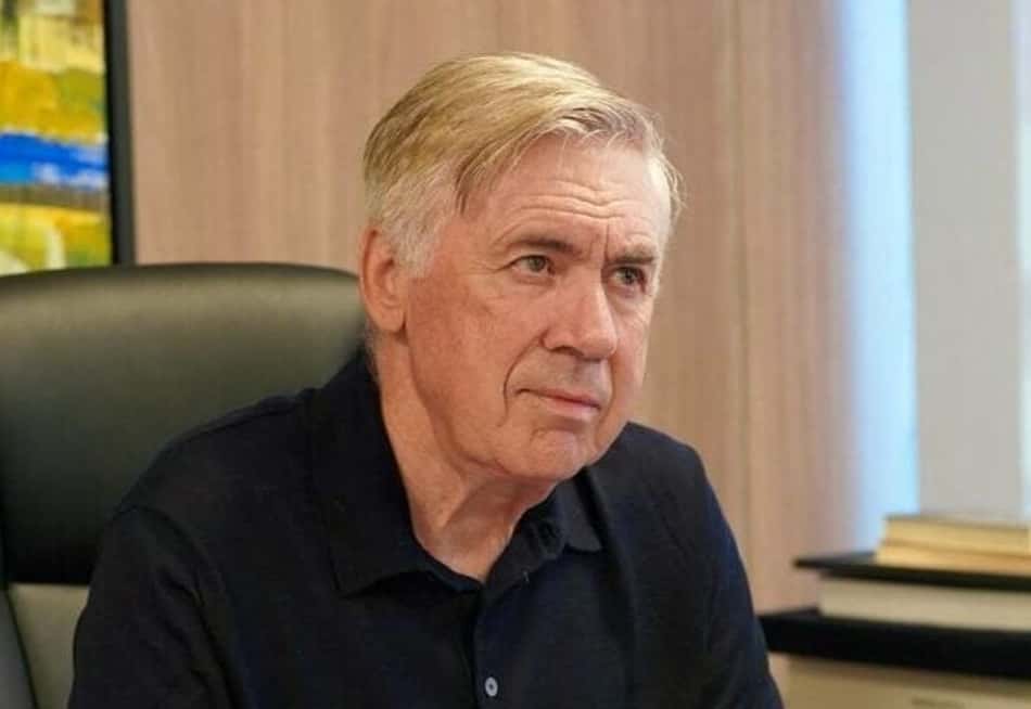 Carlo Ancelotti de blusa preta durante reunião da Seleção Brasileira