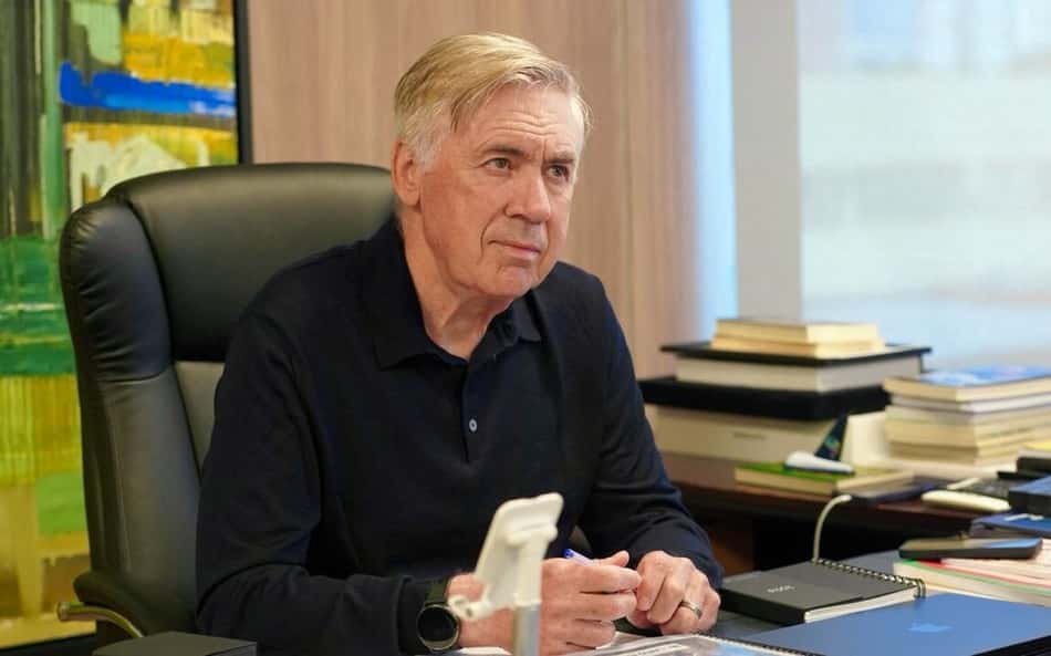 Carlo Ancelotti de blusa preta durante reunião da Seleção Brasileira