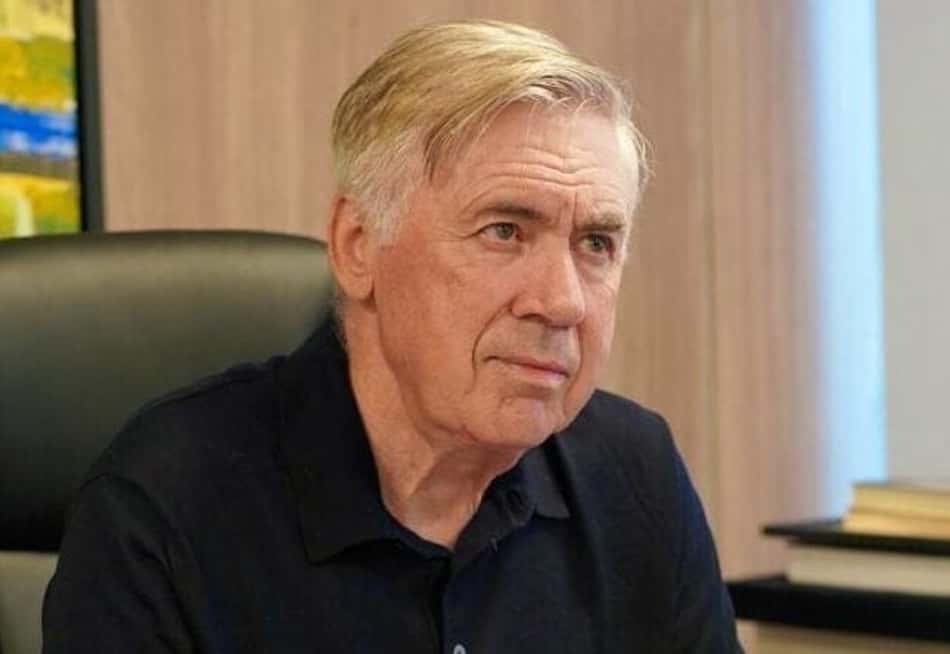 Carlo Ancelotti de blusa preta durante reunião da Seleção Brasileira