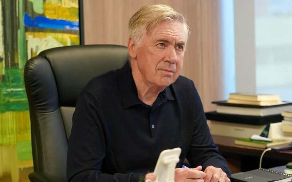 Carlo Ancelotti de blusa preta durante reunião da Seleção Brasileira