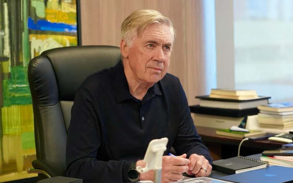 Carlo Ancelotti de blusa preta durante reunião da Seleção Brasileira