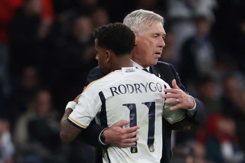 Carlo Ancelotti abraça Rodrygo, então seu jogador no Real Madrid