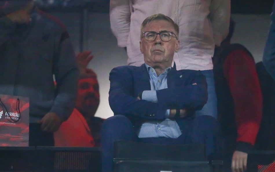 Carlo Ancelotti assiste ao jogo do Brasileirão entre Athletico-PR e Flamengo