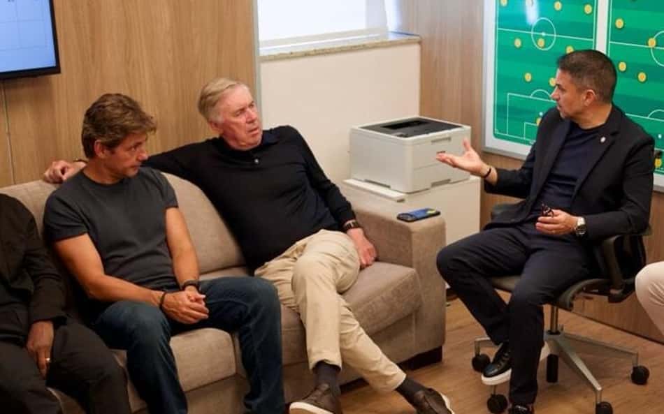 Carlo Ancelotti reunido com a comissão da Seleção Brasileira