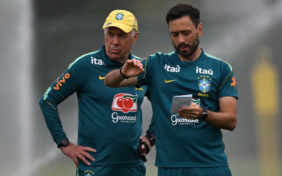 Carlo Ancelotti e Davide Ancelotti durante treino da Seleção Brasileira