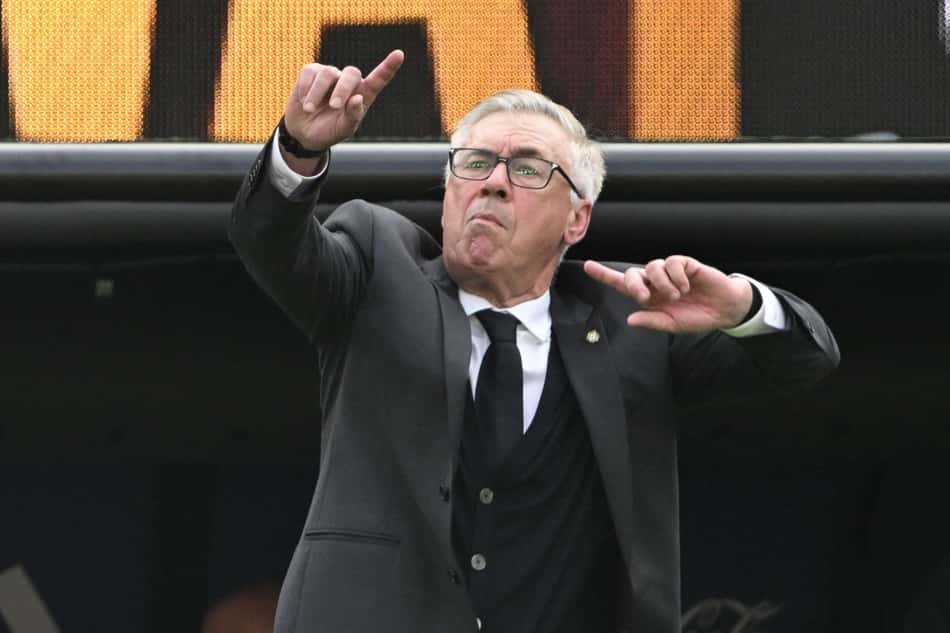 Carlo Ancelotti gesticula à beira do campo no jogo entre Brasil e Noruega na Copa do Mundo