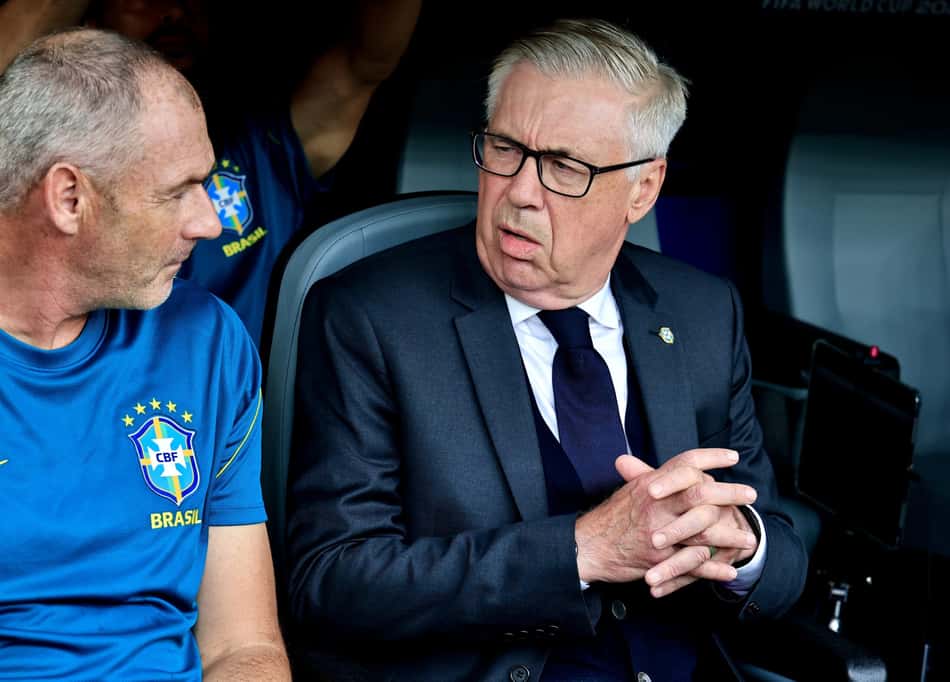 Carlo Ancelotti no banco de reservas durante eliminação do Brasil para a Noruega