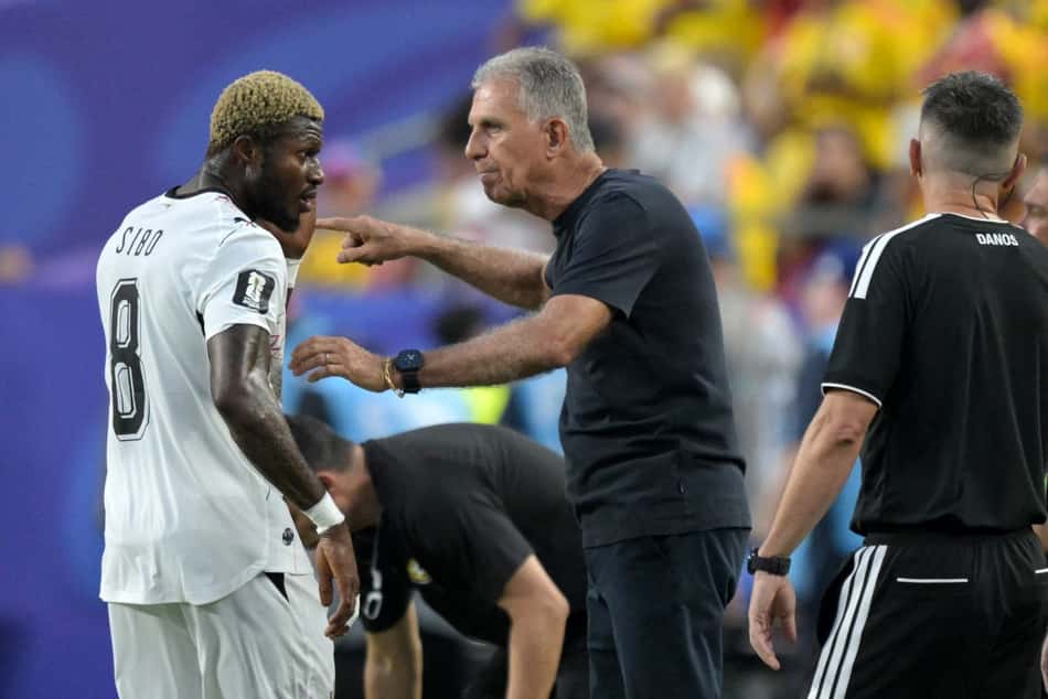 Técnico Carlos Queiroz orienta o ganense Kwasi Sibo na derrota para a Colômbia