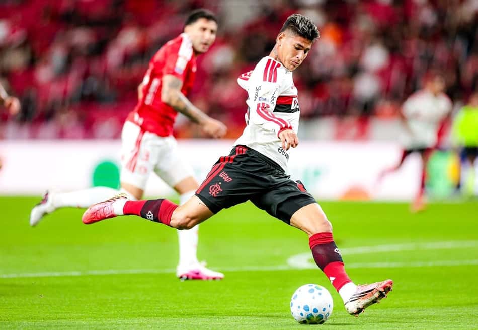 Carrascal domina a bola durante jogo entre Internacional e Flamengo