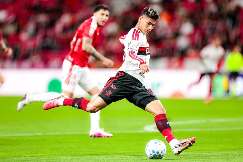 Carrascal domina a bola durante jogo entre Internacional e Flamengo
